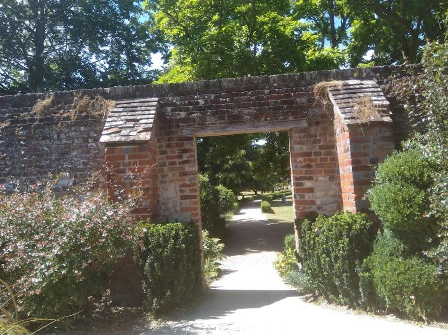Welcoming Cottage In Chichester Near City Centre Exterior foto